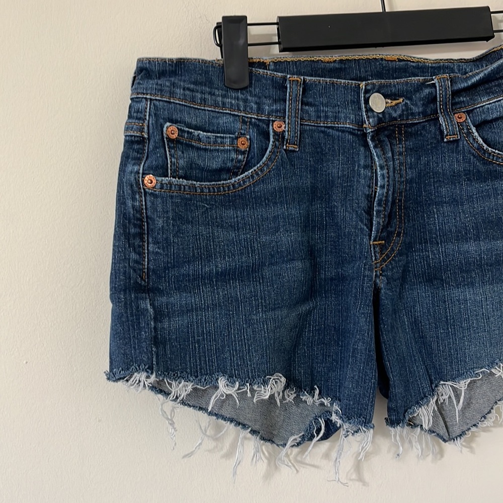 Lucky Brand Classic Fit Dark Wash Distressed Hem Jean Shorts Size 6 (28) - Picture 2 of 7